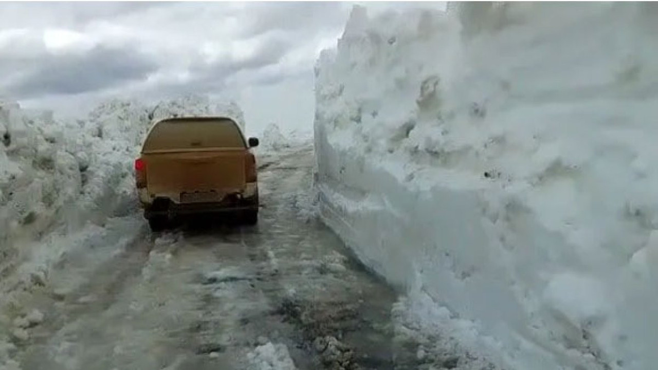 Erzincan'da Mayıs ayında 2 adam boyu kar