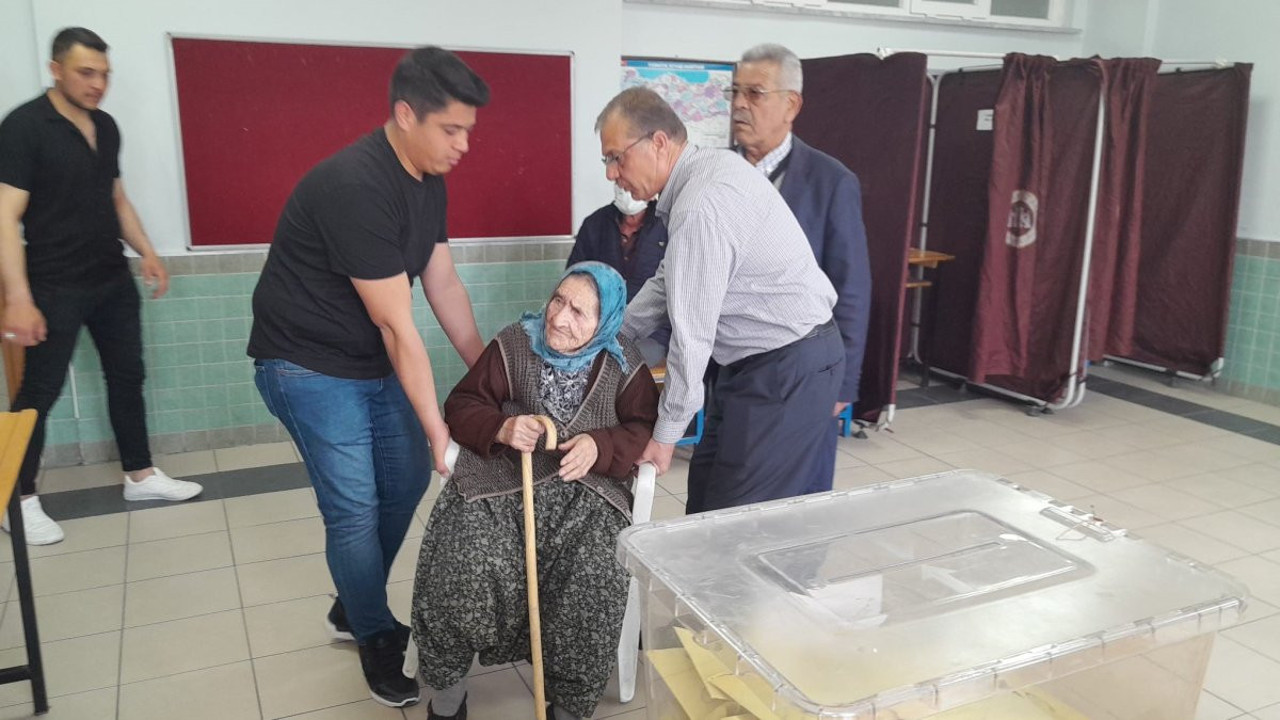 99 yaşındaki nine sandığa sandalyeyle getirildi