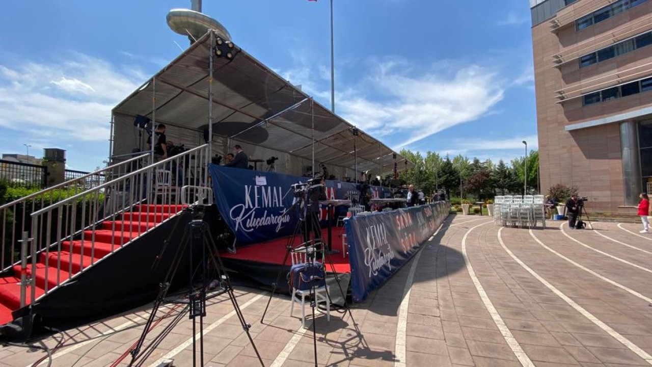 CHP Genel Merkezi'nde seçim gecesi hazırlığı. Balkon yok platform kuruldu