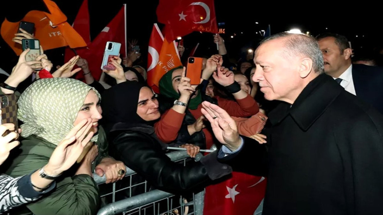 Anadolu Ajansı yüzde 49 gösterirken Erdoğan balkona çıkmaya hazırlanıyor