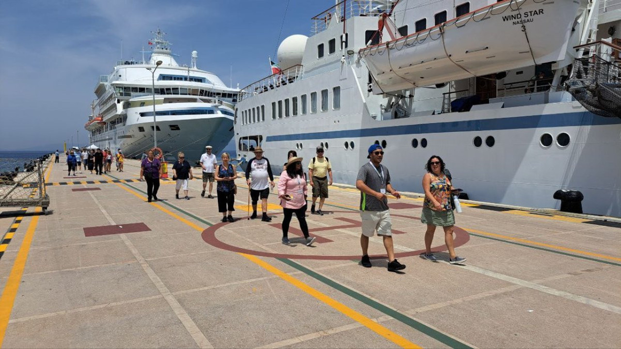 Kuşadası'na 5 kruvaziyerle 7 bin 550 turist geldi