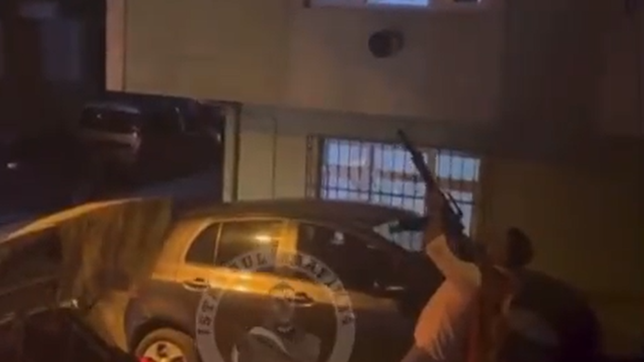 Bu ne biçim seçim kutlaması? Sırtında Türk bayrağı elinde tüfekle sokağa çıktı defalarca ateş etti