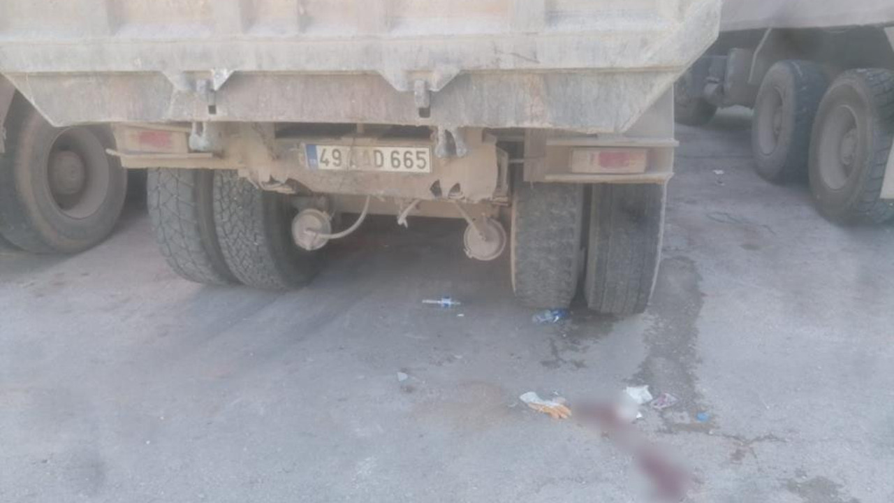 Elektrikli bisiklet park halindeki kamyona çarptı