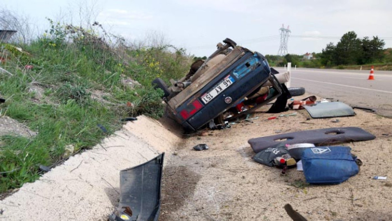 Otomobil takla attı: sürücü, eşi ve 3 yaşındaki çocukları yaralandı