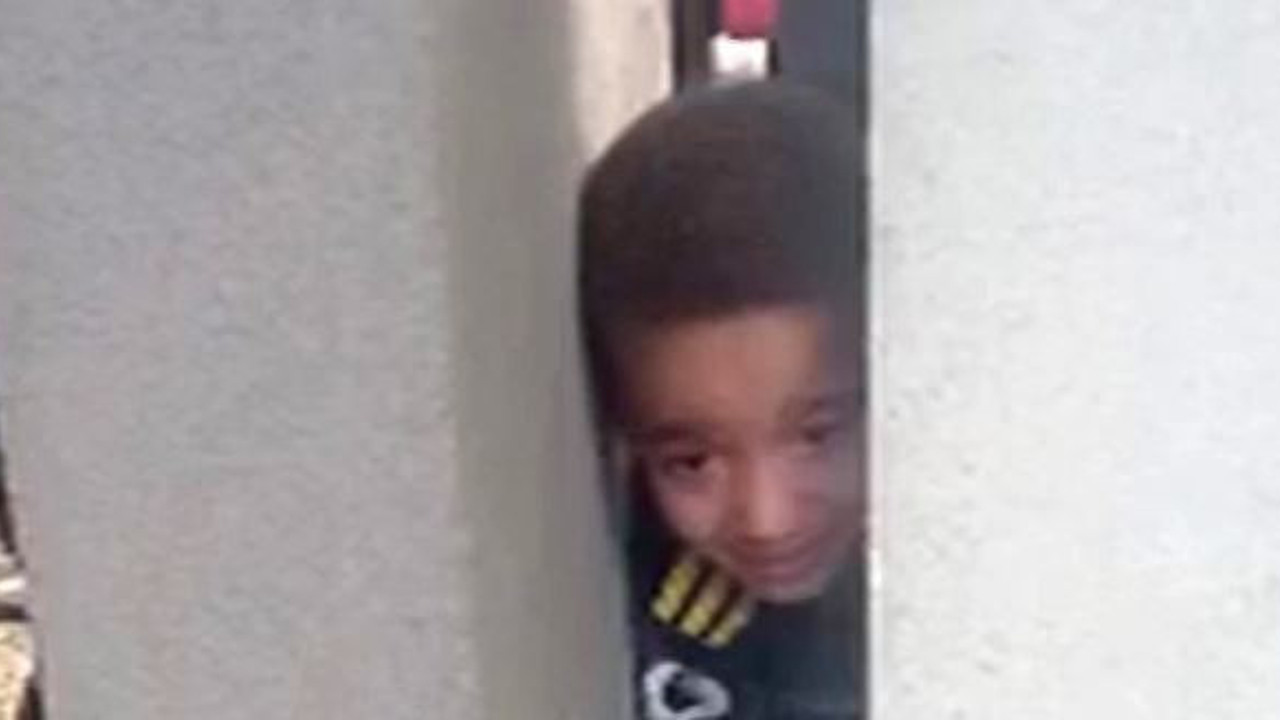 Çocuğun kafası duvara sıkıştı