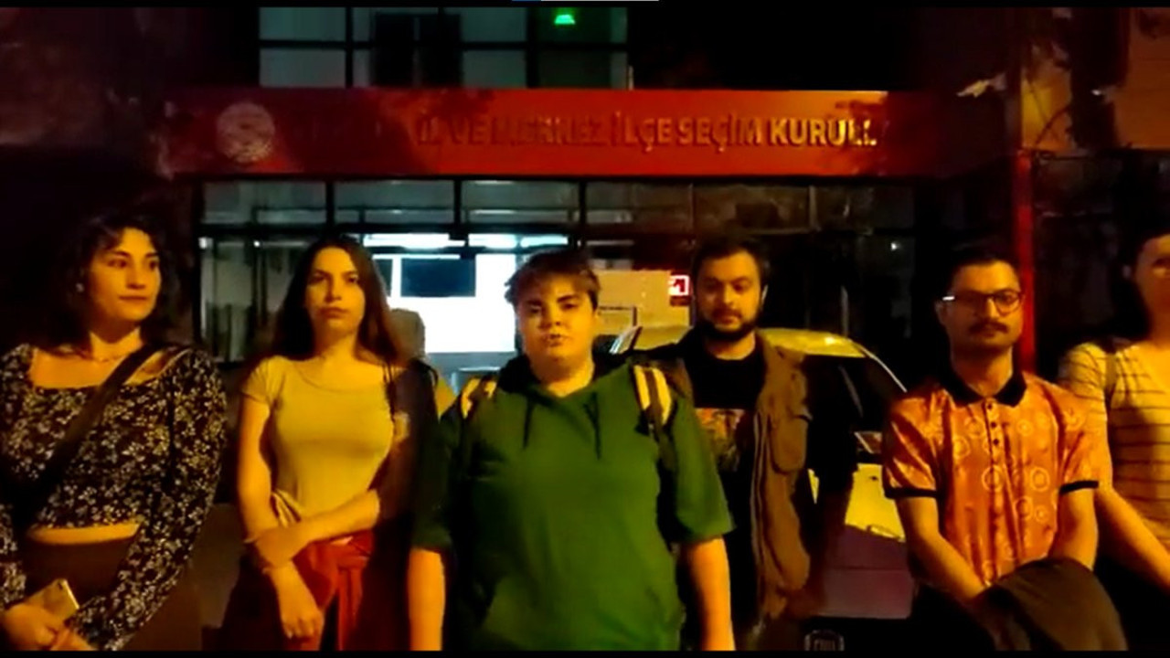 Oyların yeniden sayılmasını isteyen bir grup genç YSK önünde gözaltına alındı