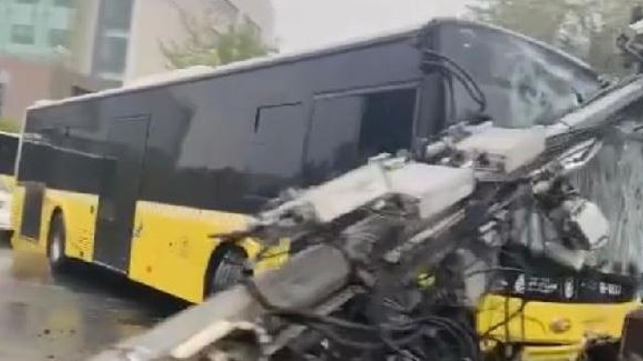 İETT otobüsü direği biçti araca çarptı