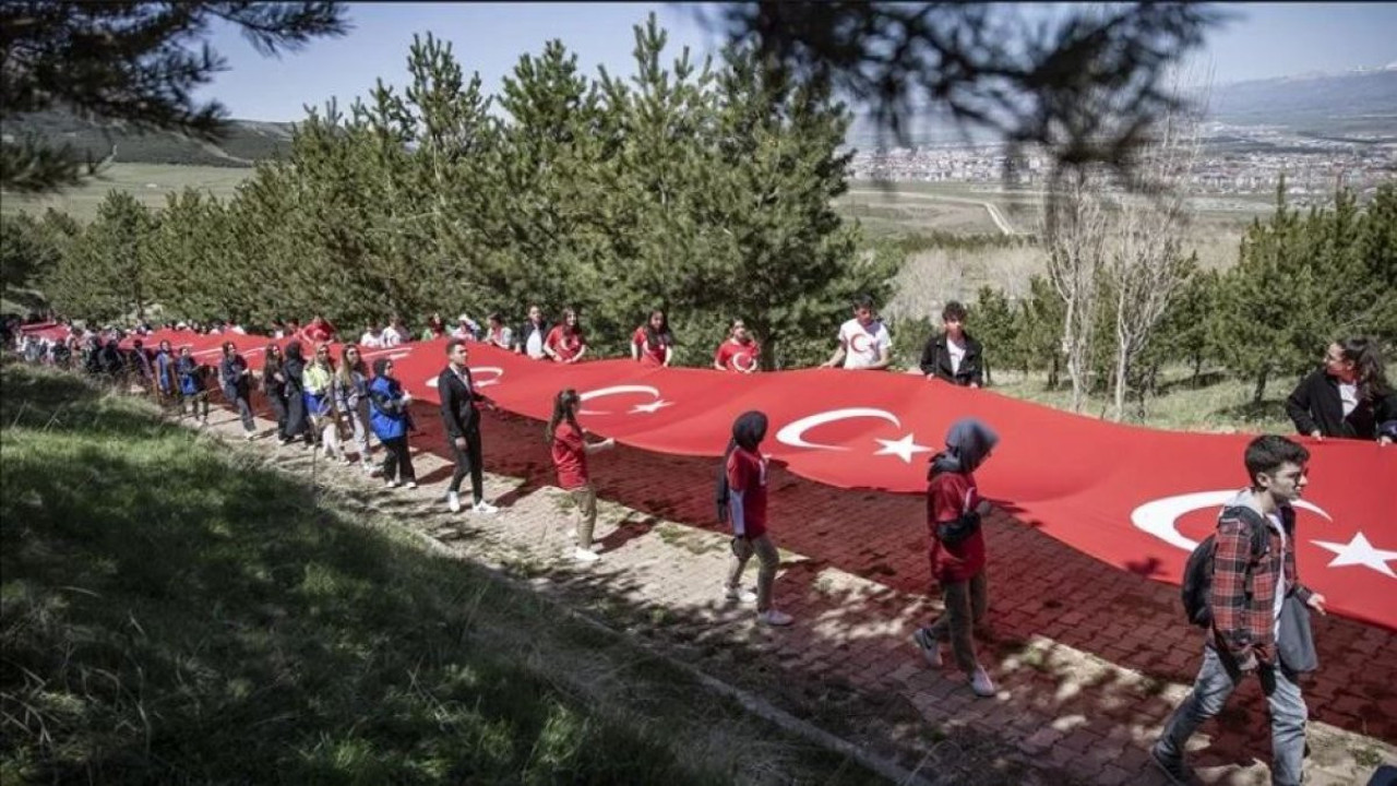 Gençler 11 kilometrelik bayrak yürüyüşü gerçekleştirdi