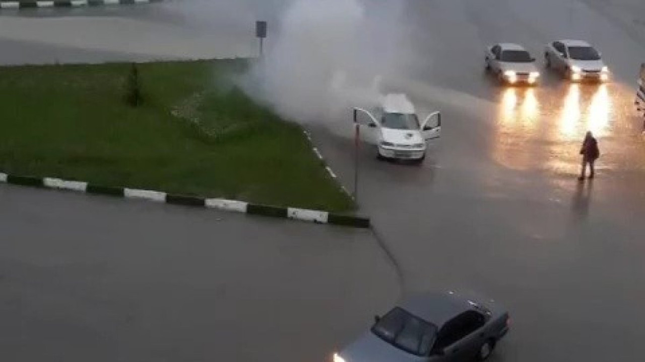 Trafikte korku dolu anlar! Seyir halindeki otomobili bir anda duman kapladı