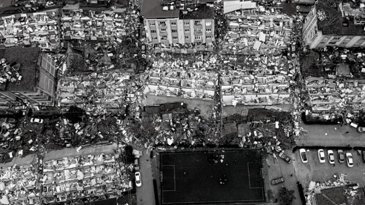 Deprem bölgelerinde inşa edilecek konutlar 'sabıkalı' şirketlere emanet. Yaptıkları yol ikiye ayrıldı. Pistler çöktü