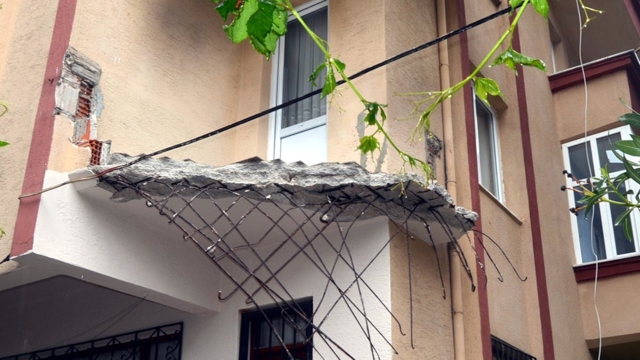 Avcılar'da balkonu çöken binaya tahliye kararı