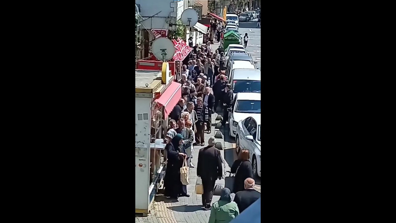 Uçan Türkiye'de halk ucuz ekmek kuyruğunda. Ağla sevgili yurdum ağla