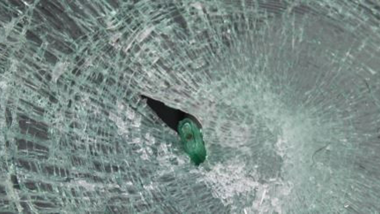 Çarptığı adamın çakmağı cama saplandı