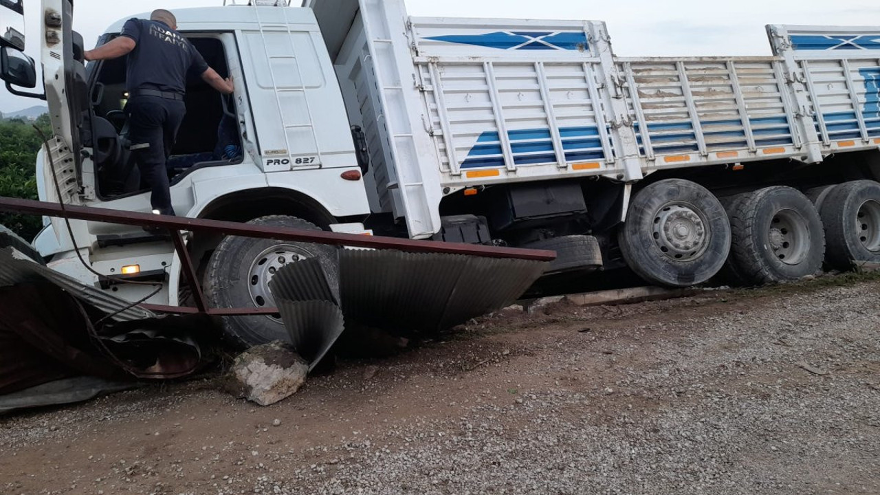 Kamyon şarampole düştü. Şoför direksiyon başında ölü bulundu