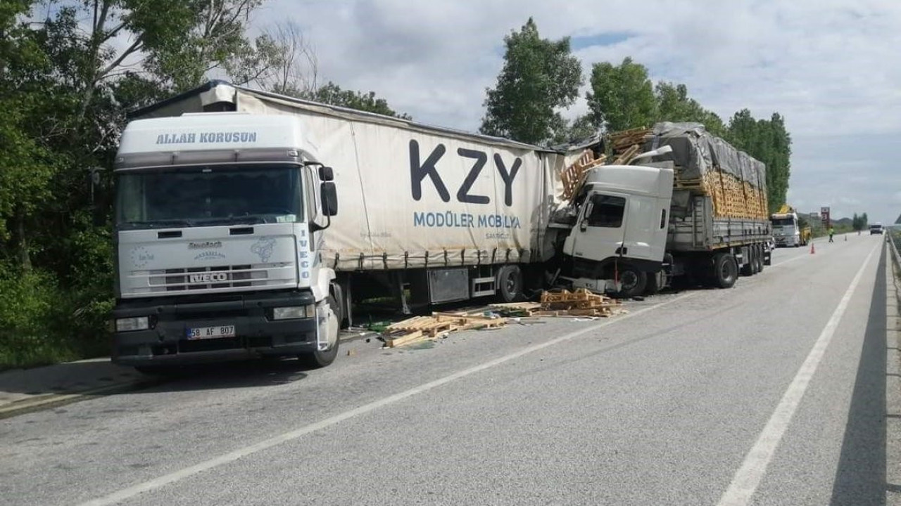 Yol kenarında duran tıra tır çarptı