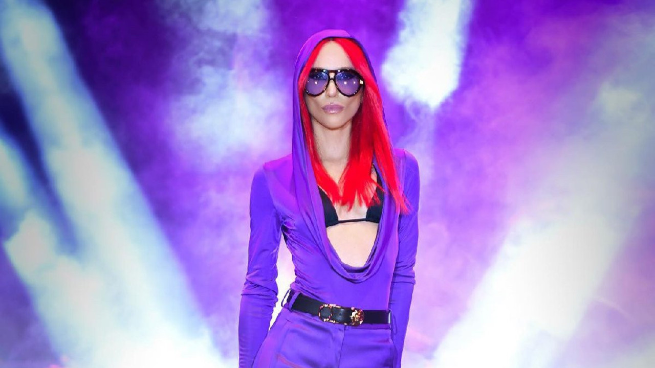 Gülşen sahneden haykırdı: Rengim laik Türkiye Cumhuriyeti