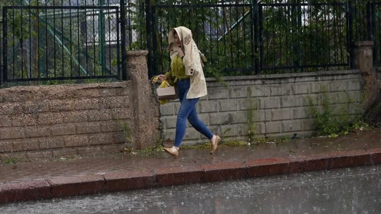 Kayseri'yi sağanak vurdu! Sürücü ve yayalar zor anlar yaşadı
