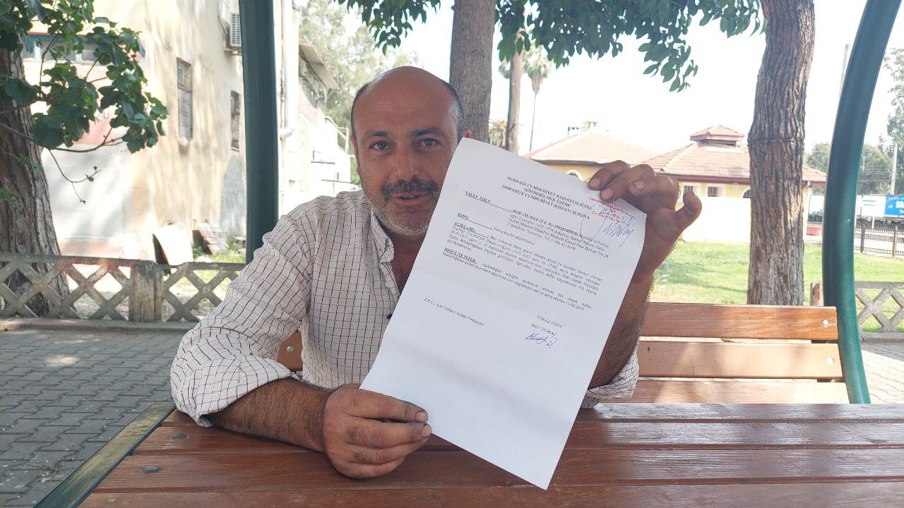 Depremde kayıtlara ölü olarak geçti. Yaşadığını ispatlamaya çalışıyor