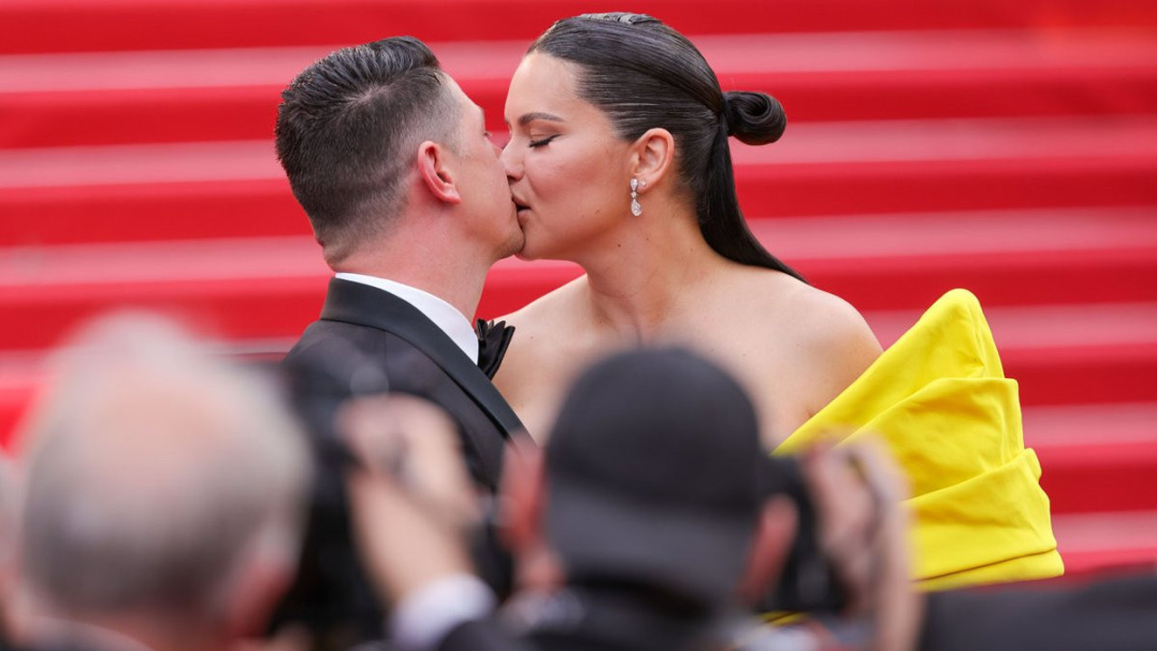 Adriana Lima merdivenlerde aşka geldi