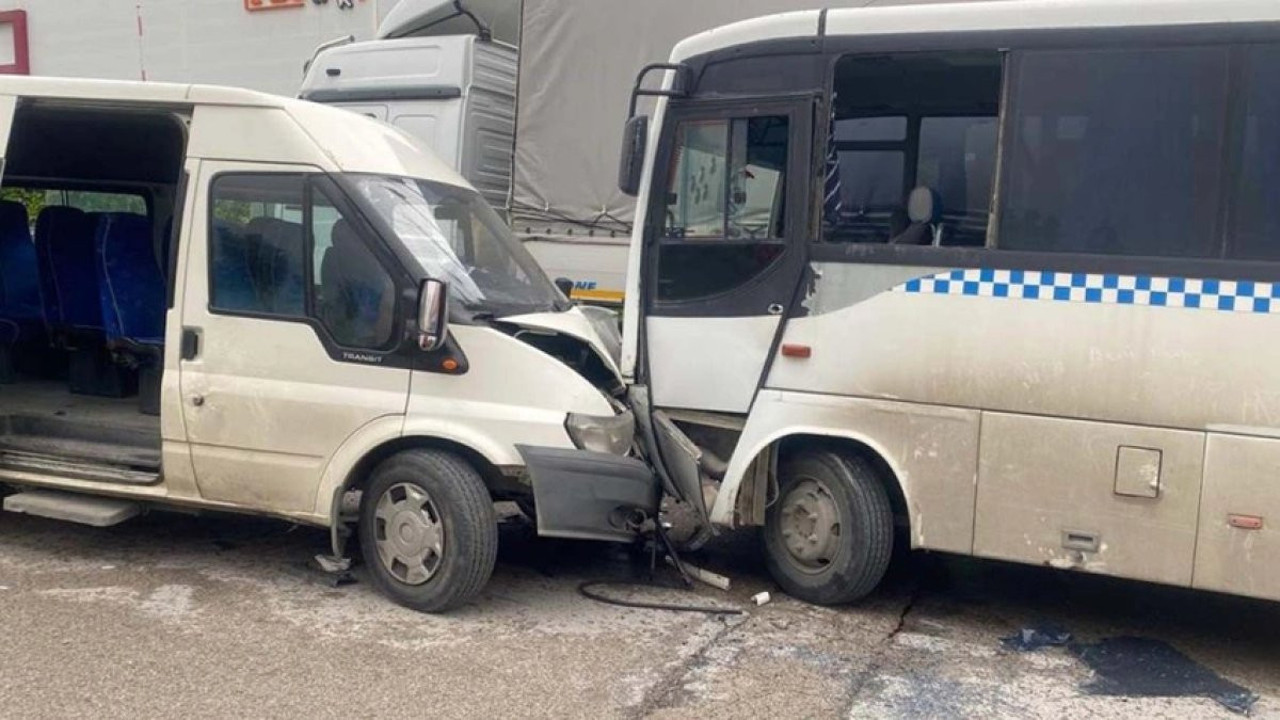 İki işçi servisi kafa kafaya çarpıştı