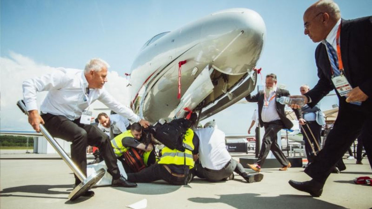 İklim aktivistleri Cenevre Havalimanı'nda özel jetleri protesto etti