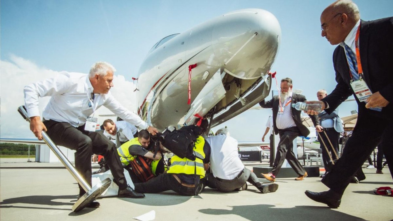 İklim aktivistlerinden Cenevre Havalimanı'nda ‘özel jet’ protestosu