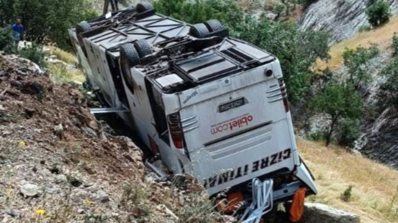 Yolcu otobüsü şarampole devrildi: 2 yaralı