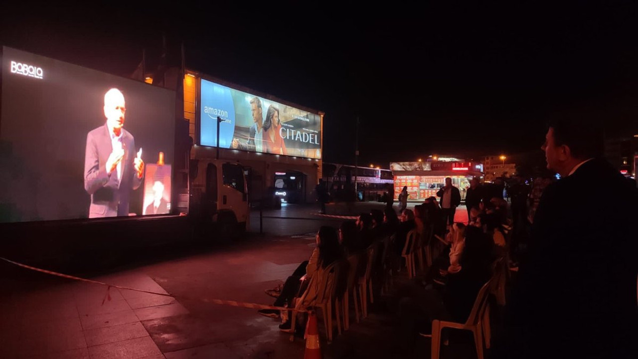 Kılıçdaroğlu'nun katıldığı Mevzular Açık Mikrofon için Kadıköy İskele’ye dev ekranlar kuruldu