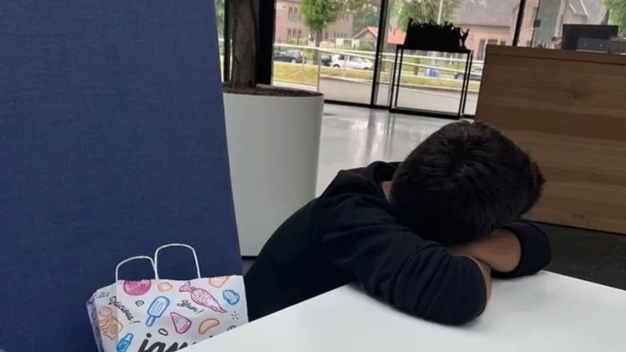 Depremzede çocuk tek başına Hollanda’da bulundu. Hollanda’da haber olmasa Türkiye'de kimsenin haberi olmayacaktı