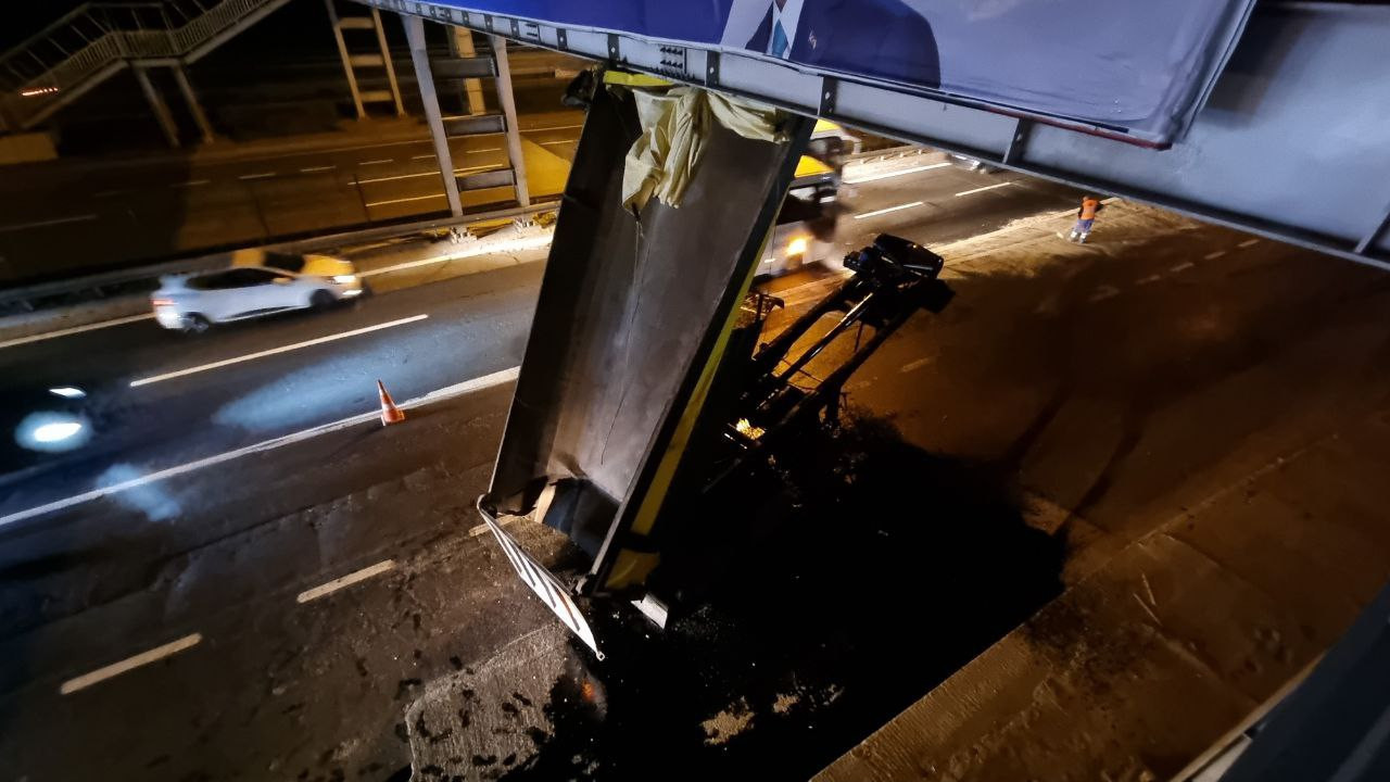 Açık kalan damper yaya üst geçidine çarptı