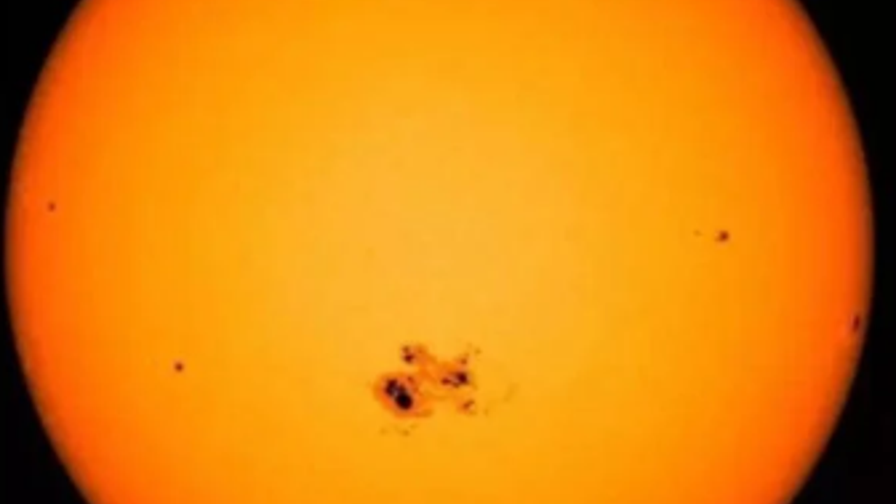 Güneşin yüzeyinde dünyadan 4 kat büyük delikler oluştu: Tehlikenin habercisi