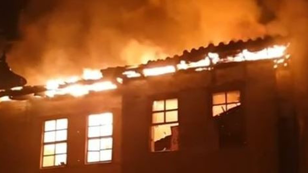 22 milyon liraya satışta olan tarihi bina kül oldu