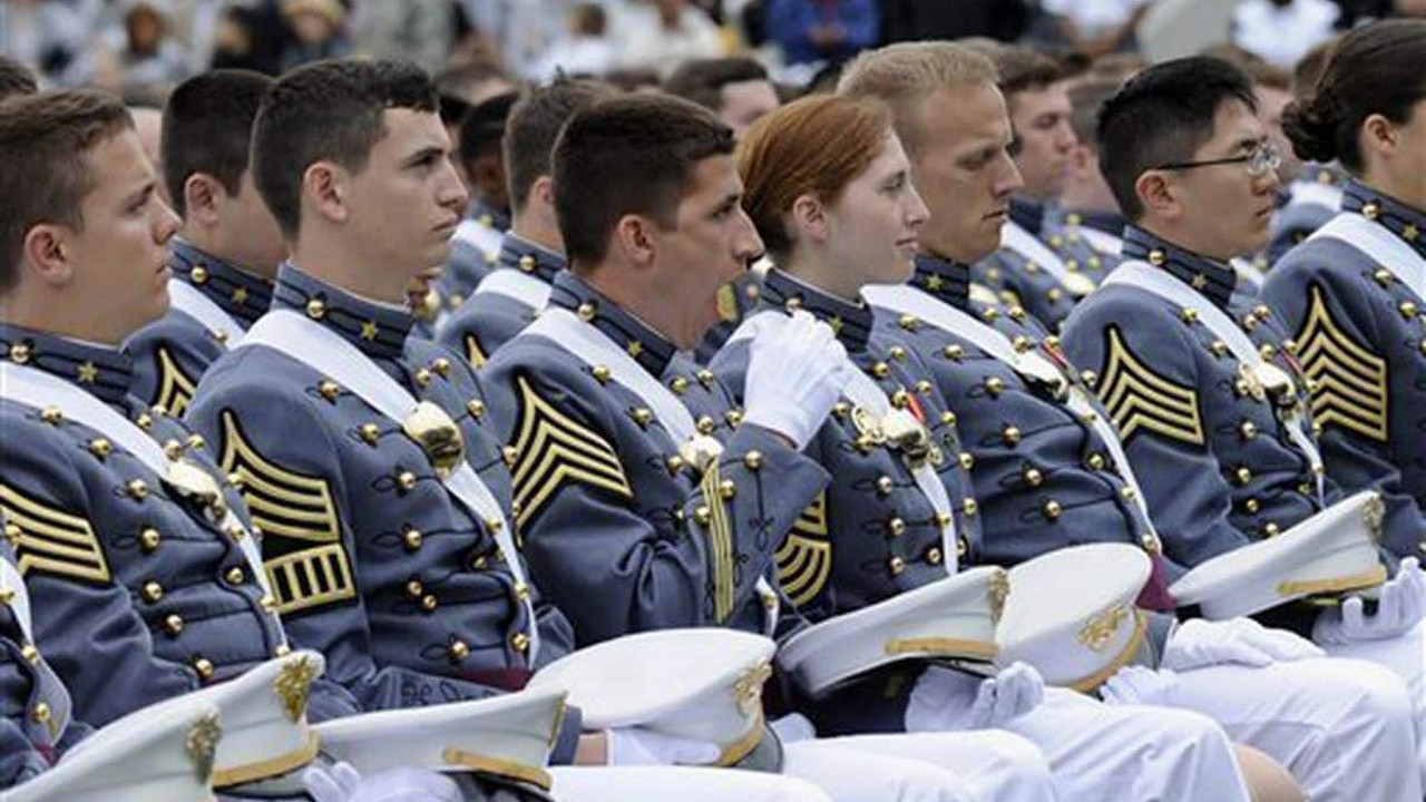 ABD'nin askeri akademisinde bir ilk: Kadın konuşmacı mezuniyet konuşması yaptı