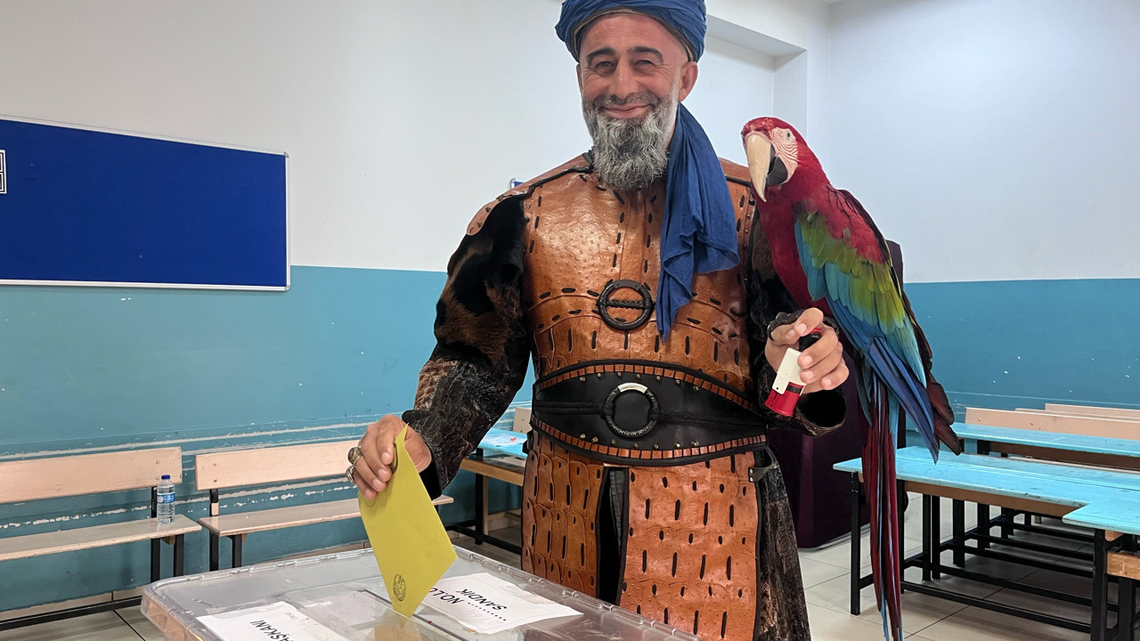 Sandığa papağanıyla gelen vatandaş görenleri şaşırttı