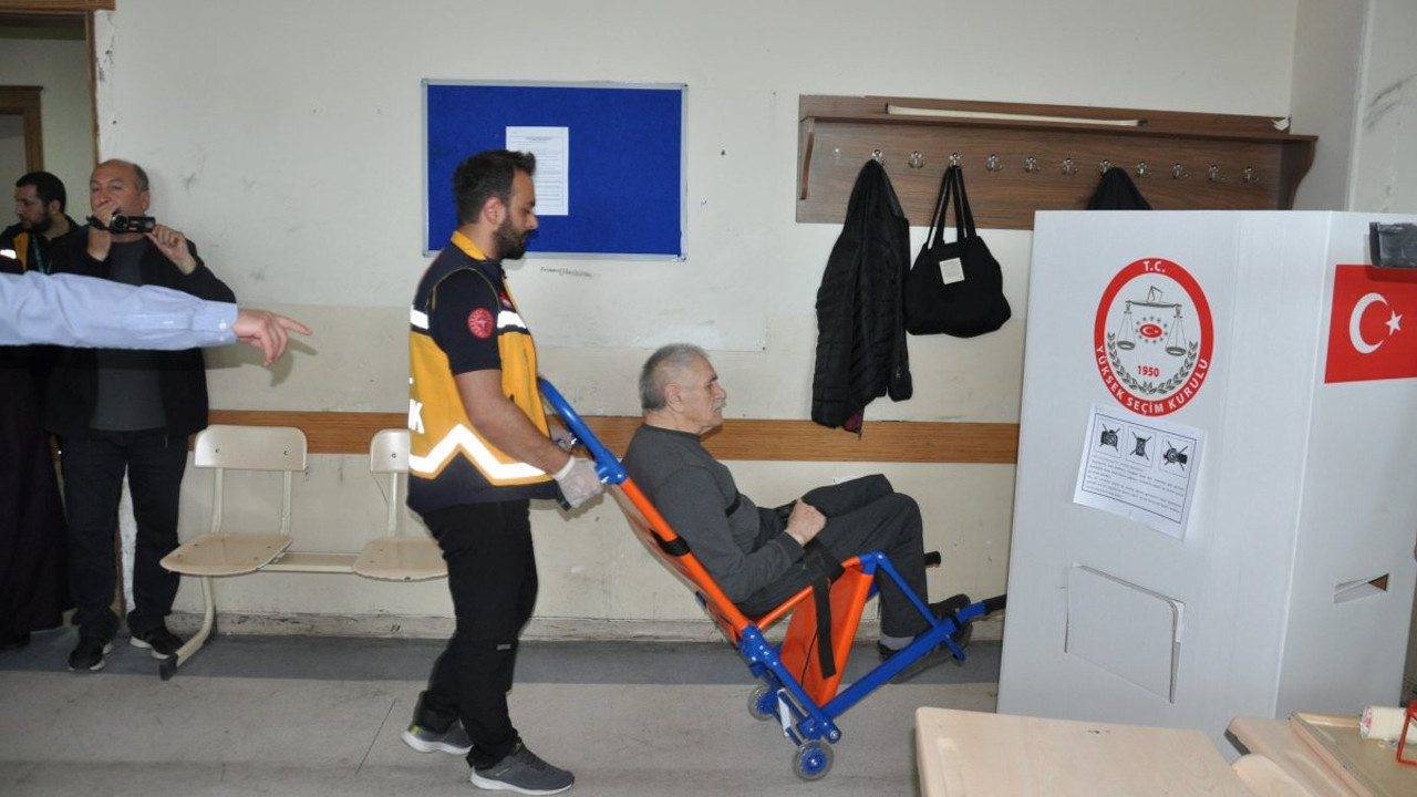 Yaşlı çift ambulansla oy kullanmaya götürüldü