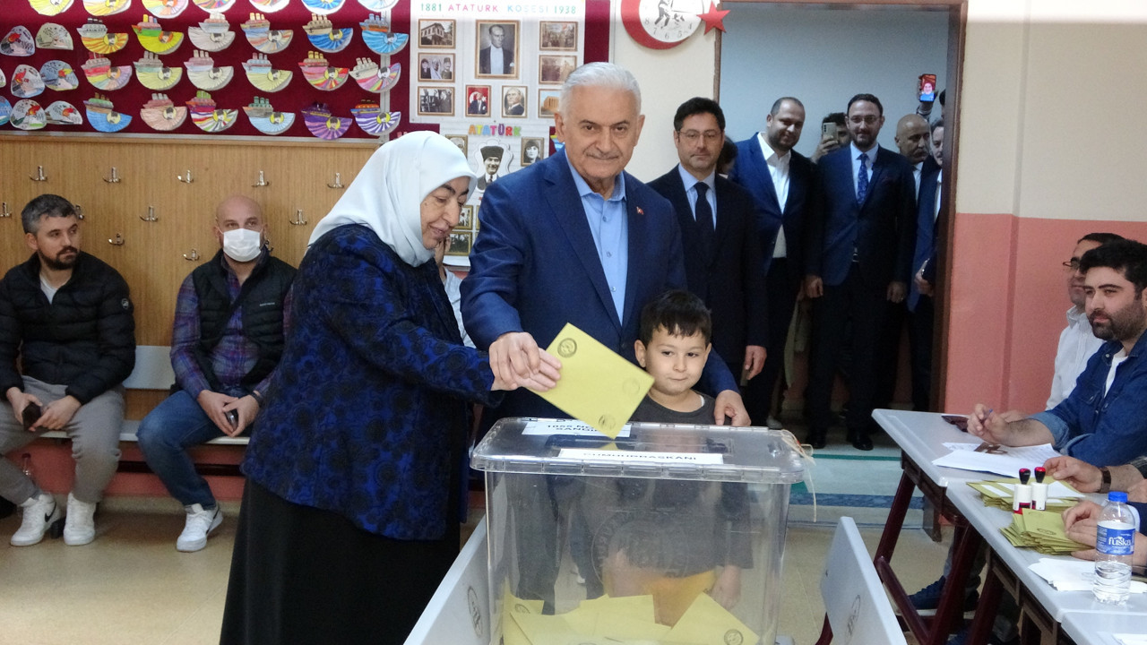 Binali Yıldırım Tuzla'da oy kullandı
