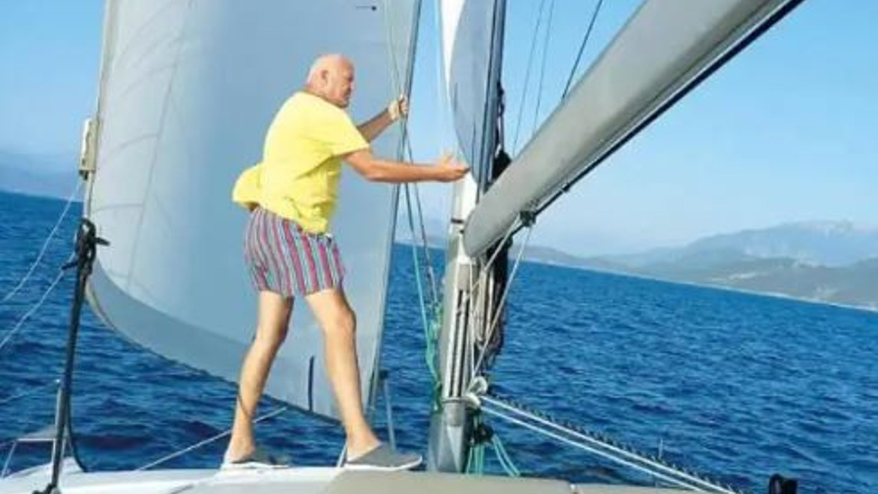 Fatih Çekirge Atina'da cüzdanını düşürdü. Yelkenlisi ile Pire Limanı'na yanaştığında gelen telefonla şok yaşadı