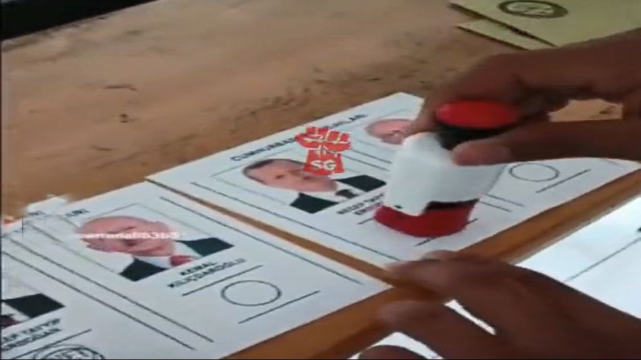 Her sandıktan skandal haberler geliyor. Sandıkta iki oy pusulası ile oy kullandı