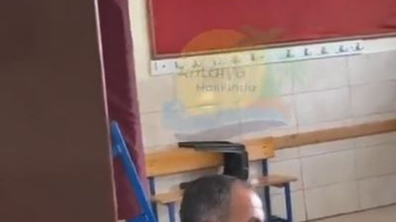 Herkes gülmemek için kendini zor tuttu. Oy kullanırken kurt gibi uludu