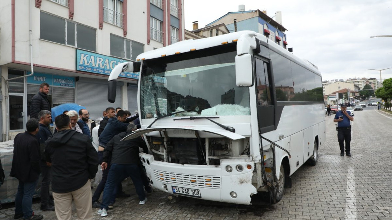 Midibüs kırmızı ışıkta bekleyen 2 otomobile çarptı: 7 yaralı