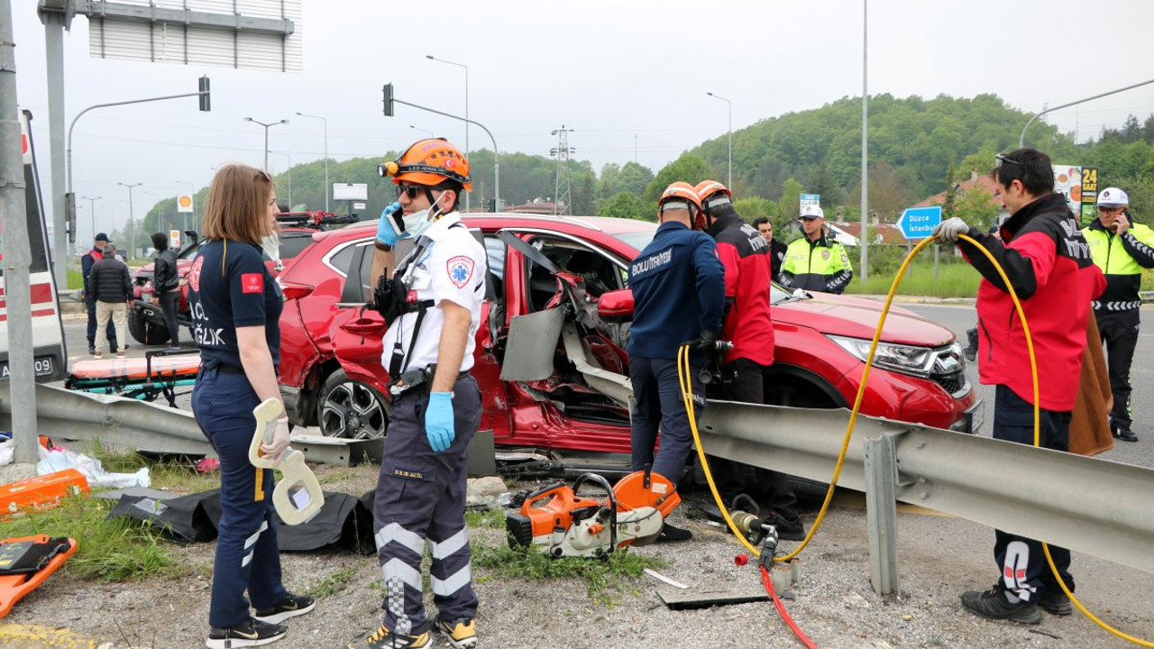 Bariyer cipe ok gibi saplandı: Sürücü yaralı, eşi öldü