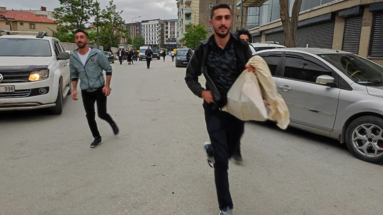 Hakkari’de sandık görevlileri koşarak oyları yetiştirdi