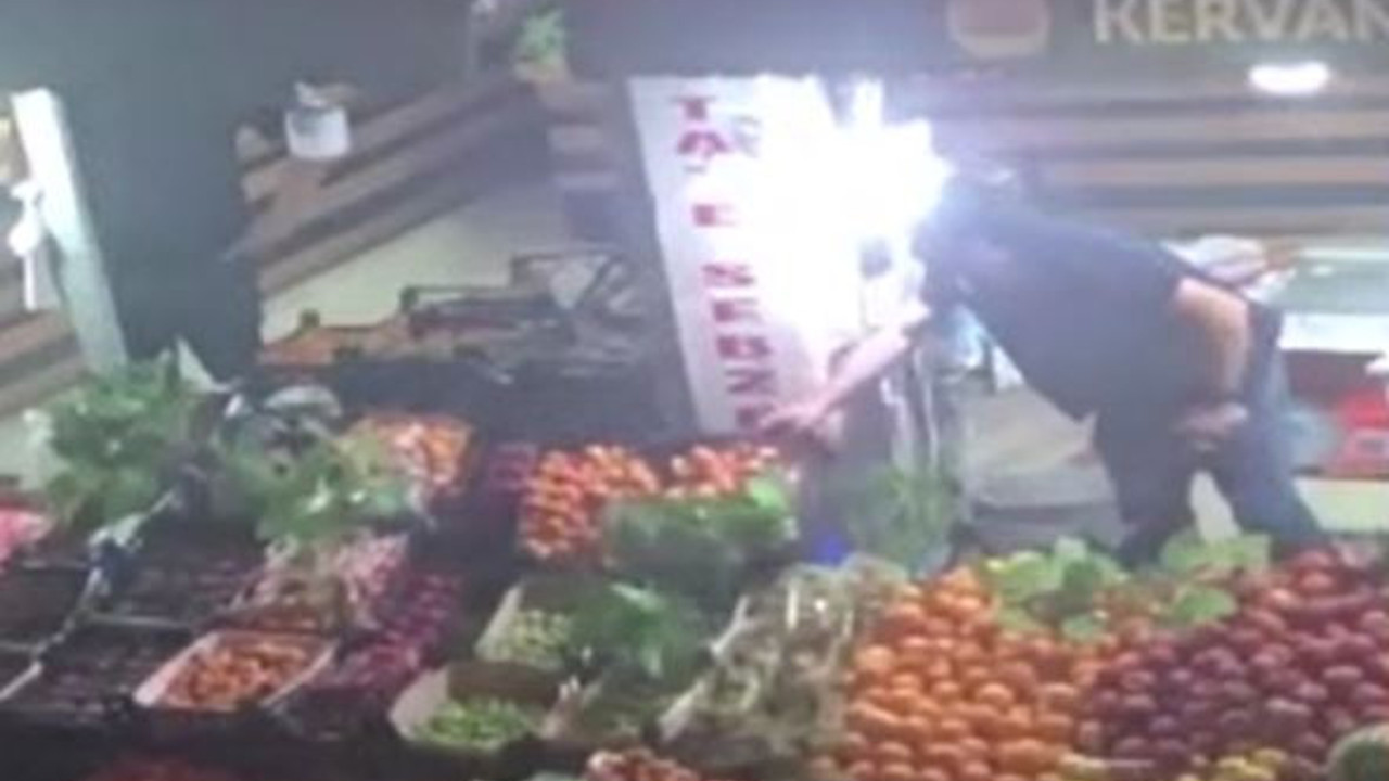 Öfkesini manavdaki meyvelerden çıkardı