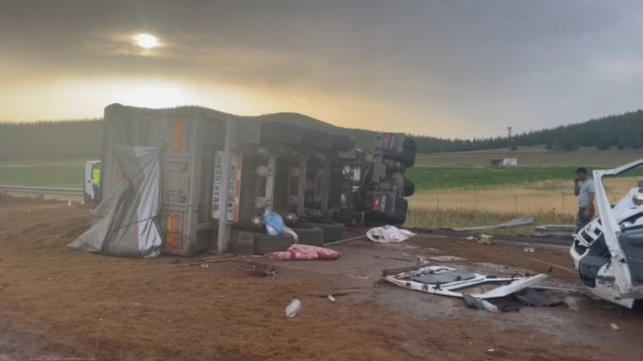 TAG Otoyolu'nda 5 aracın karıştığı kazada ortalık savaş alanına döndü