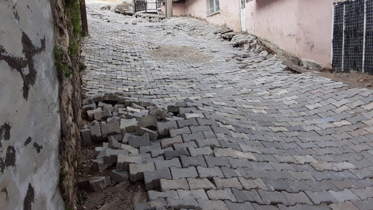 Buldan’da yağış sonrası yollar çöktü