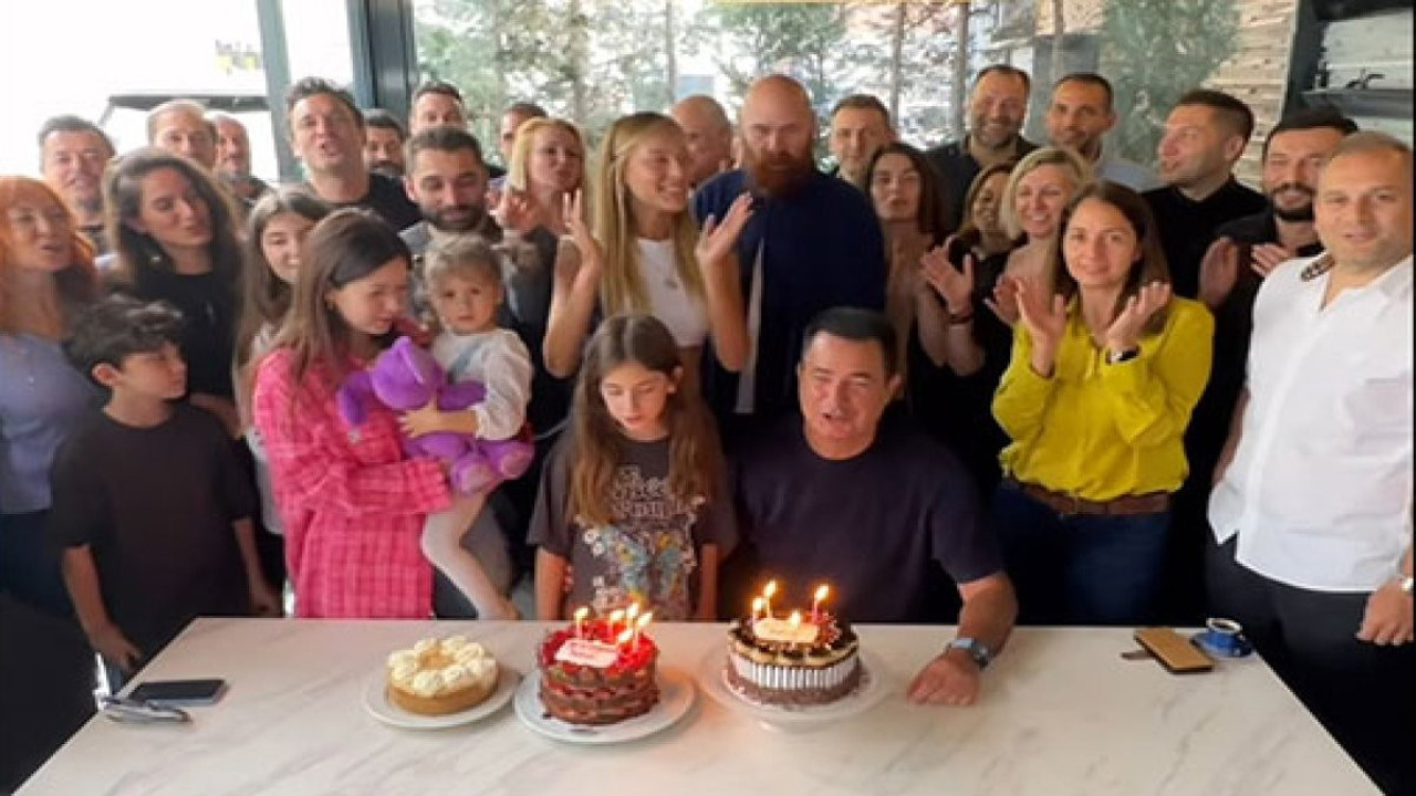 Acun Ilıcalı 54'üncü yaşına kızları ve torunu ile girdi. Kutlamalara doymadı