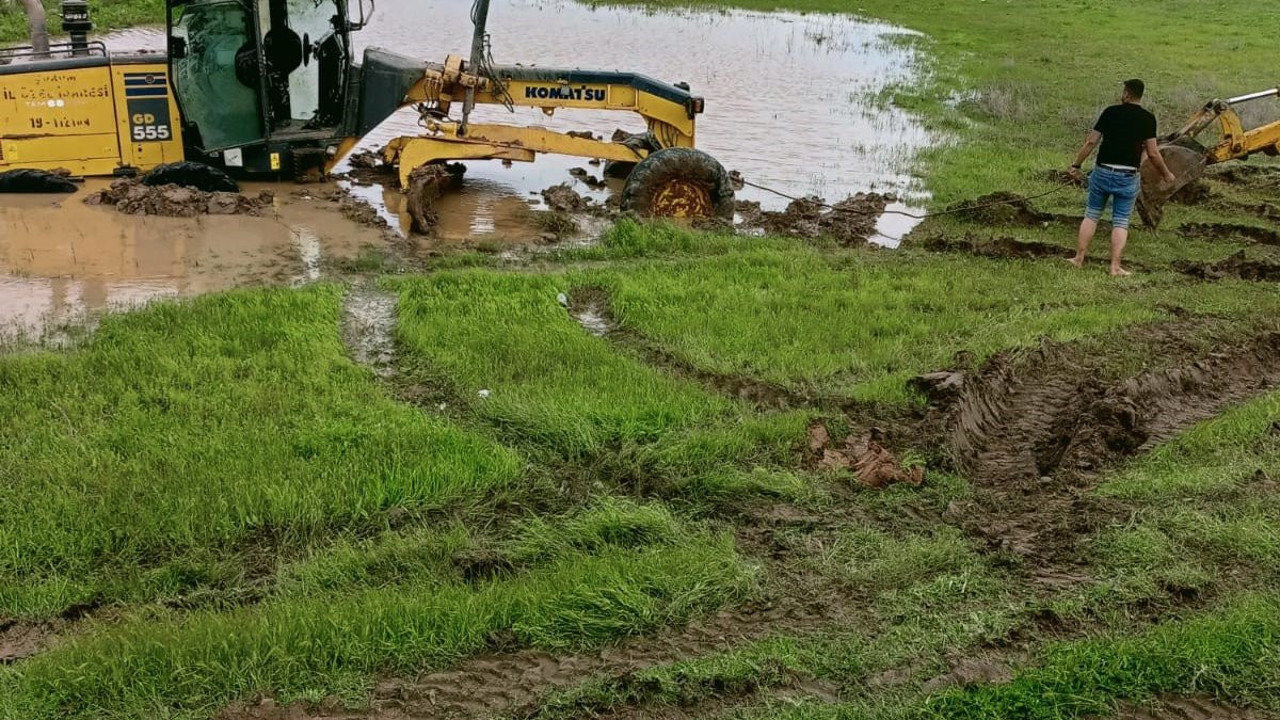 Çorum'da sele müdahale eden iş makinesi toprağa saplandı