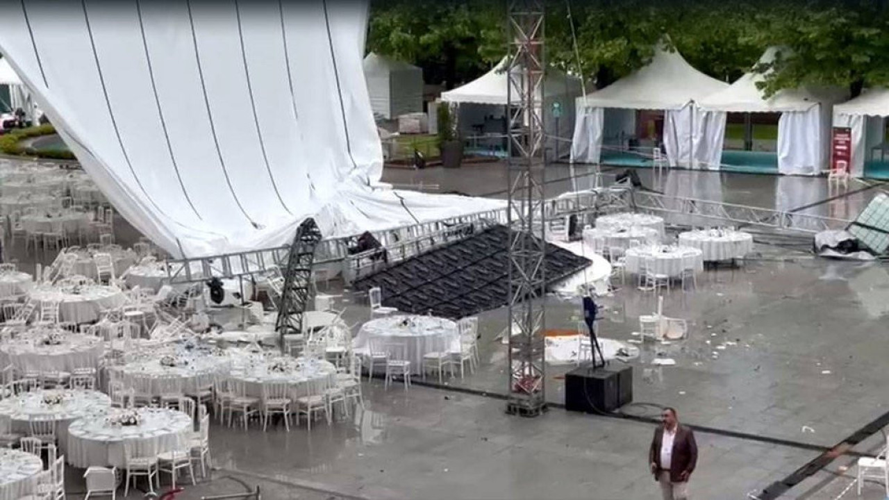 TOBB'un sahnesi şiddetli yağış sebebiyle çöktü: 6 yaralı