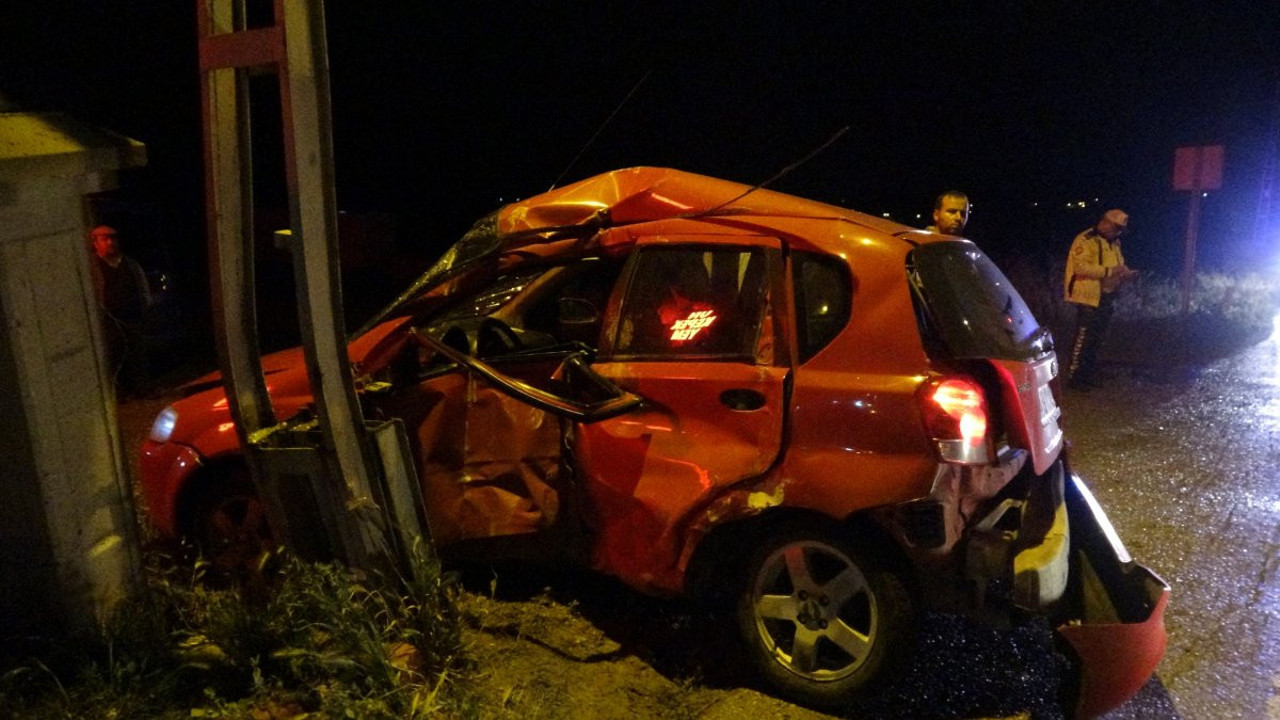 Kontrolden çıkan otomobil elektrik direğine çarptı (31 Mayıs 2023)