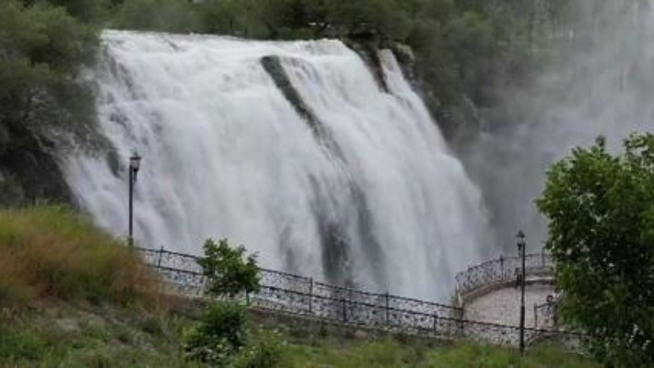 Tortum Şelalesi coştu yürüyüş yolu kapatıldı